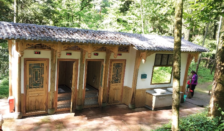 Toiletten mitten im Nationalpark