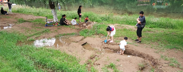 weiße Kleider zum Wasserpritscheln