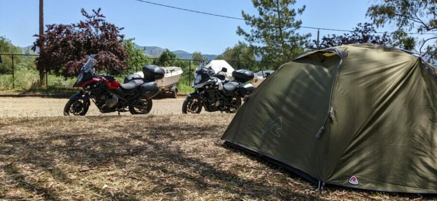 Zelt und Motorräder