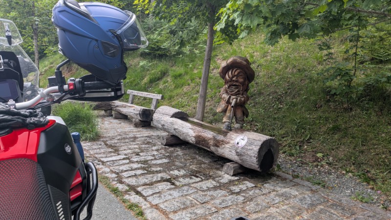 Holzbrunnen am Wegrand